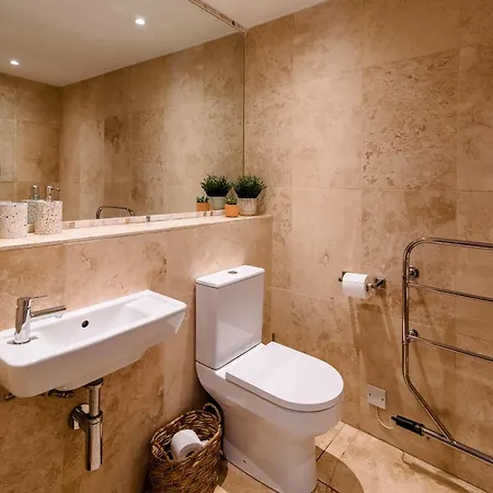 Cosy And Stylish Retreat Minutes From Historic And Train Station 公寓 *