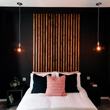 Cosy And Stylish Retreat Minutes From Historic And Train Station