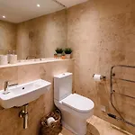 Cosy And Stylish Retreat Minutes From Historic And Train Station Lejlighed *