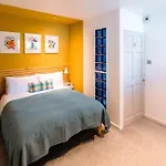 Cosy And Stylish Retreat Minutes From Historic And Train Station