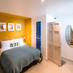 Cosy And Stylish Retreat Minutes From Historic And Train Station *
