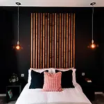 Cosy And Stylish Retreat Minutes From Historic And Train Station