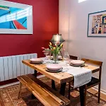 Cosy And Stylish Retreat Minutes From Historic And Train Station Lejlighed *