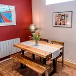 Cosy And Stylish Retreat Minutes From Historic And Train Station Lejlighed *