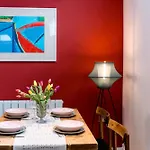 Cosy And Stylish Retreat Minutes From Historic And Train Station Lejlighed