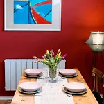 Cosy And Stylish Retreat Minutes From Historic And Train Station Lejlighed *