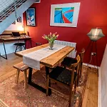 Cosy And Stylish Retreat Minutes From Historic And Train Station Lejlighed