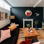 Cosy And Stylish Retreat Minutes From Historic And Train Station *