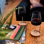 Cosy And Stylish Retreat Minutes From Historic And Train Station Lejlighed
