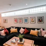 Lejlighed Cosy And Stylish Retreat Minutes From Historic And Train Station *