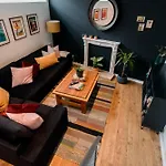 Cosy And Stylish Retreat Minutes From Historic And Train Station Lejlighed