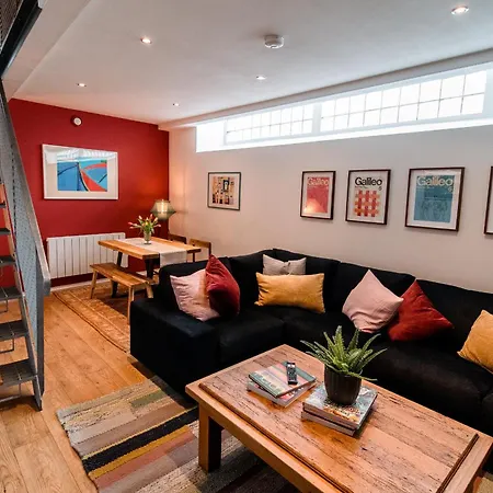 Unique, Stylish And Secluded Home, With Parking In The Heart Of Historic Apartment York