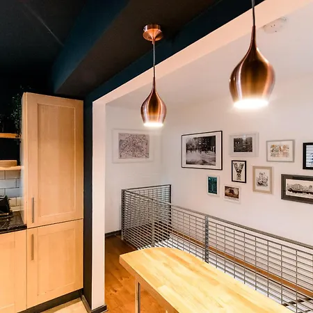 Unique, Stylish And Secluded Home, With Parking In The Heart Of Historic Διαμέρισμα *