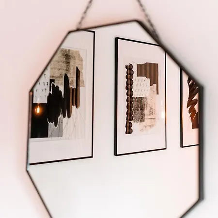 Unique, Stylish And Secluded Home, With Parking In The Heart Of Historic Γιορκ