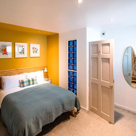 Cosy And Stylish Retreat Minutes From Historic And Train Station *