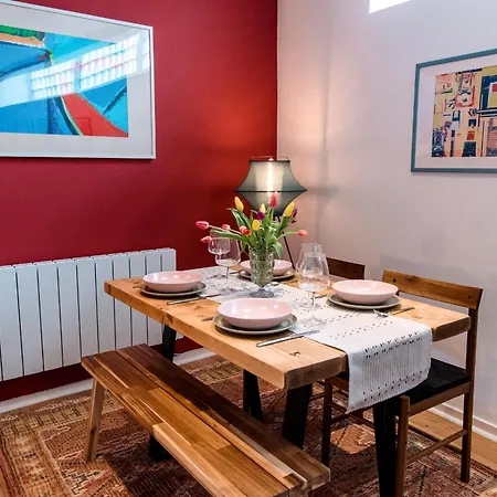 Cosy And Stylish Retreat Minutes From Historic And Train Station Appartamento *