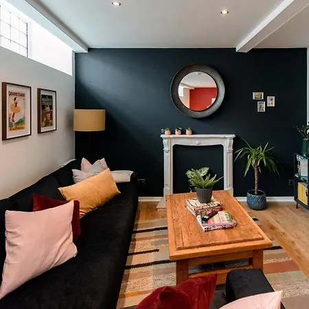 Cosy And Stylish Retreat Minutes From Historic And Train Station *