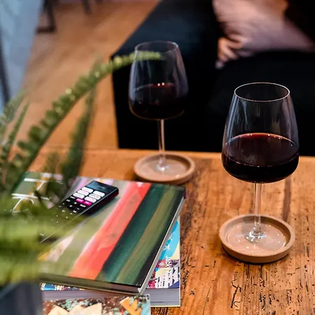 Unique, Stylish And Secluded Home, With Parking In The Heart Of Historic Διαμέρισμα