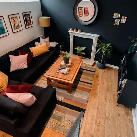 Cosy And Stylish Retreat Minutes From Historic And Train Station Lejlighed