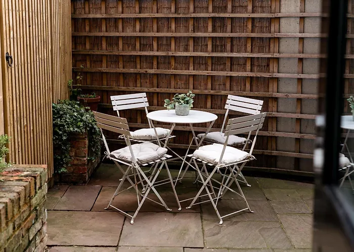 Unique, Stylish And Secluded Home, With Parking In The Heart Of Historic Appartement York