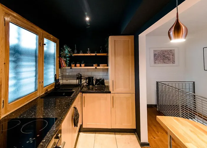 Unique, Stylish And Secluded Home, With Parking In The Heart Of Historic Appartement