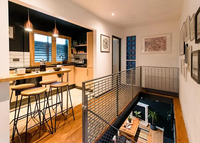 Unique, Stylish And Secluded Home, With Parking In The Heart Of Historic Appartement *