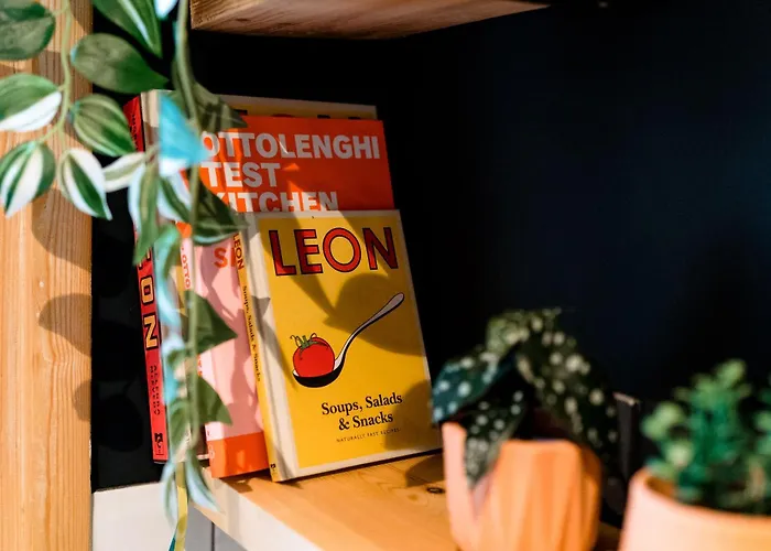 Appartement Unique, Stylish And Secluded Home, With Parking In The Heart Of Historic