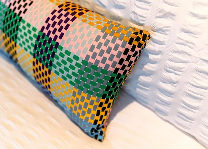 Unique, Stylish And Secluded Home, With Parking In The Heart Of Historic Appartement York