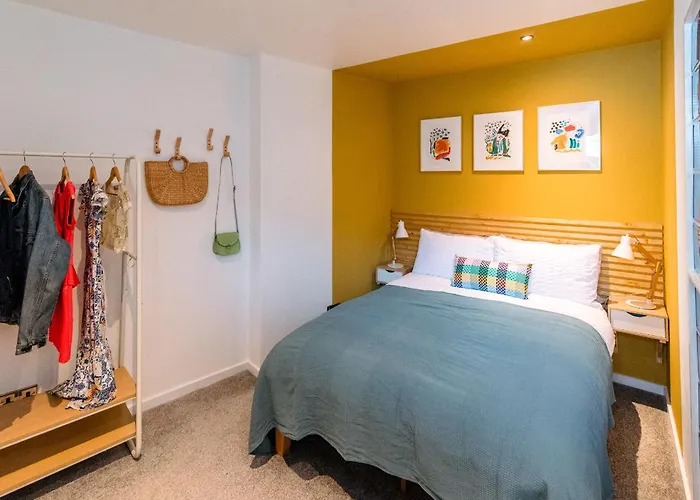 Unique, Stylish And Secluded Home, With Parking In The Heart Of Historic Appartement York