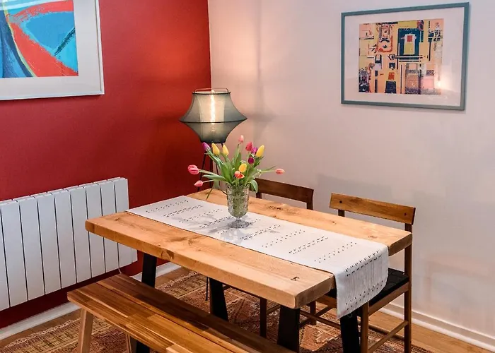 Unique, Stylish And Secluded Home, With Parking In The Heart Of Historic Appartement *