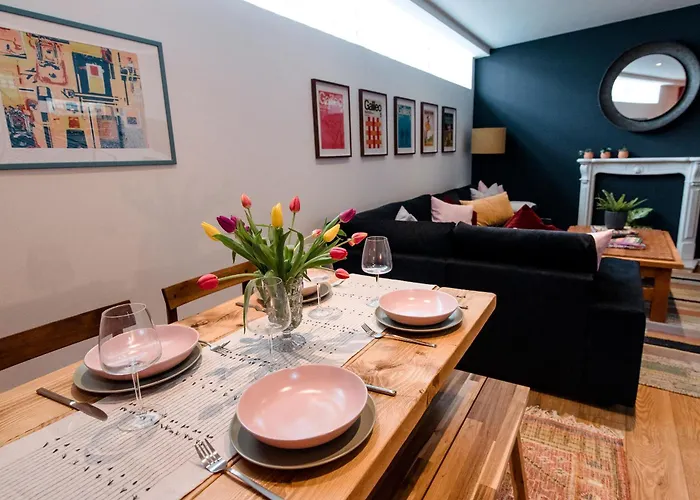 Appartement Unique, Stylish And Secluded Home, With Parking In The Heart Of Historic