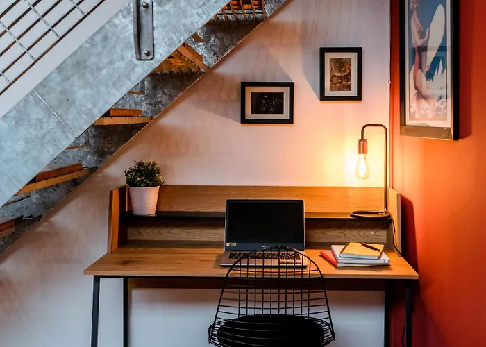 Unique, Stylish And Secluded Home, With Parking In The Heart Of Historic Appartement York