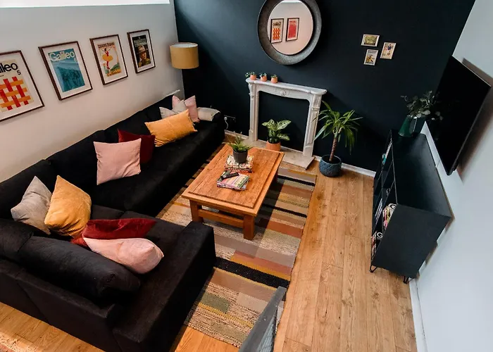 Unique, Stylish And Secluded Home, With Parking In The Heart Of Historic Appartement