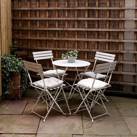 Unique, Stylish And Secluded Home, With Parking In The Heart Of Historic Apartment York