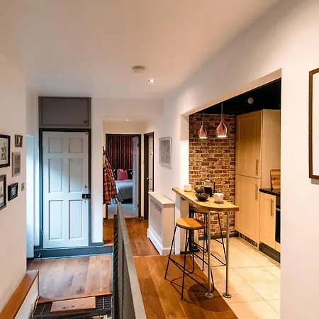 Cosy And Stylish Retreat Minutes From Historic And Train Station *