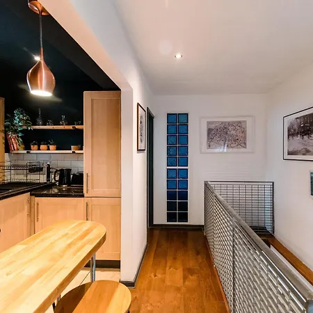 Cosy And Stylish Retreat Minutes From Historic And Train Station