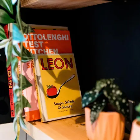 Daire Unique, Stylish And Secluded Home, With Parking In The Heart Of Historic