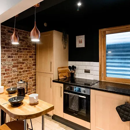 Cosy And Stylish Retreat Minutes From Historic And Train Station Apartamento
