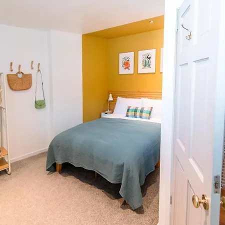 Cosy And Stylish Retreat Minutes From Historic And Train Station