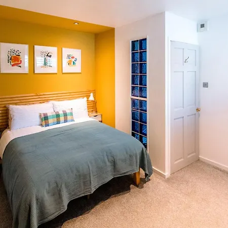 Cosy And Stylish Retreat Minutes From Historic And Train Station