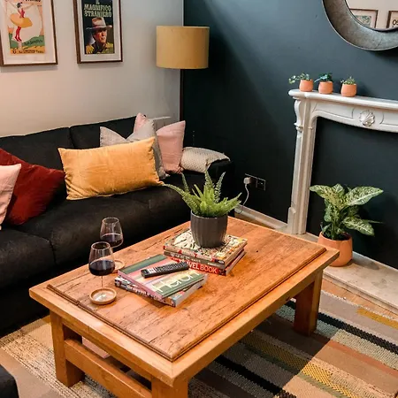 Cosy And Stylish Retreat Minutes From Historic And Train Station