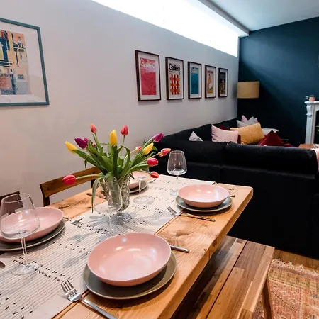 Daire Unique, Stylish And Secluded Home, With Parking In The Heart Of Historic